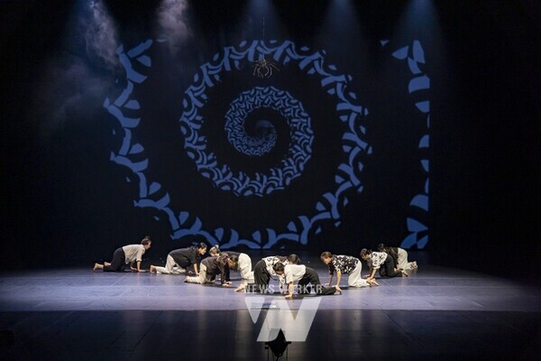 국립아시아문화전당(ACC, 전당장 이강현)은 ACC 국제공동 창‧제작 공연 ‘솔직히(Frankly)’를 오는 24~25일 ACC 예술극장 극장1에서 선보인다