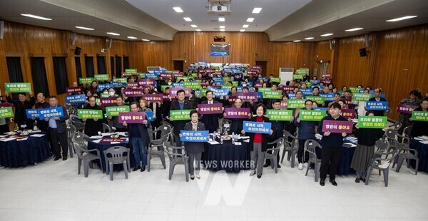 전남 영암군(군수 우승희) 5개 읍·면 주민자치회가 지난 13일 영암군민회관에서 ‘제1기 영암군 주민자치회 출범식’을 열고 출범했다.