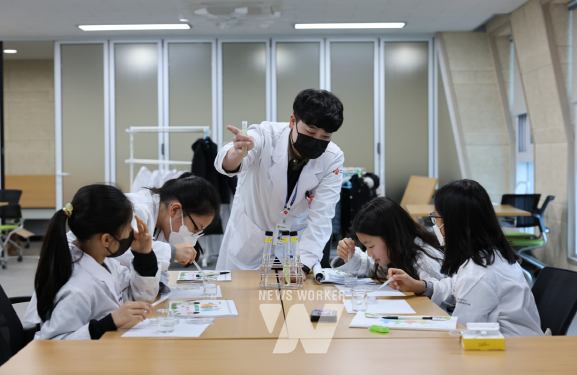 광주광역시보건환경연구원은 겨울방학을 맞아 초등학교 4~6학년을 대상으로 ‘어린이 과학체험교실’을 운영한다