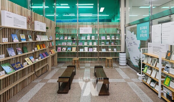 광주시 동구(청장 임택)는 지난 2018년부터 추진해 온 ‘인문도시 동구 사업’과 관련된 도서를 구청 1층 책정원에 전시한다