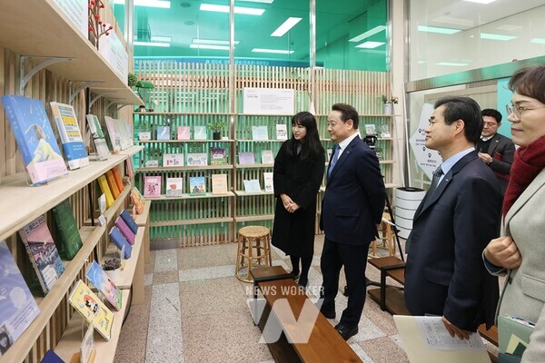 광주시 동구(청장 임택)는 지난 2018년부터 추진해 온 ‘인문도시 동구 사업’과 관련된 도서를 구청 1층 책정원에 전시한다