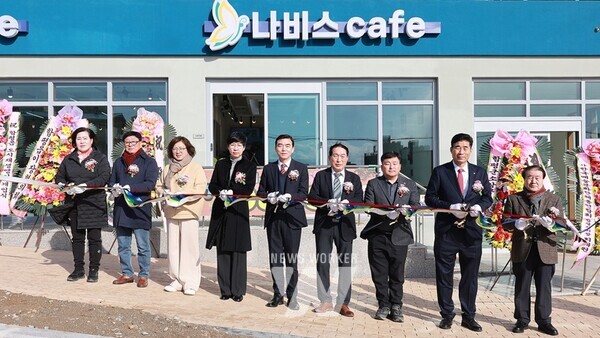 함평읍 도시재생 주민거점시설 개업식이 이날 오전 ‘함평읍 도시재생 뉴딜사업’으로 조성된 나비스카페에서 개최됐다