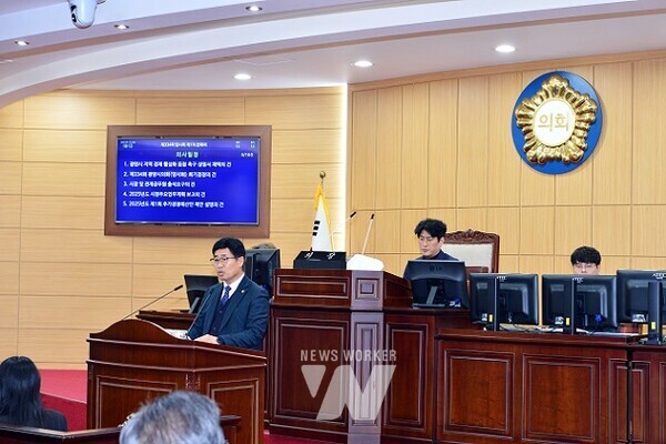 광양시의회(의장 최대원)는 15일 제334회 임시회 본회의를 통해 지역 경제 활성화를 위해 지역사회의 관심 및 동참을 요청하는 성명서를 채택했다