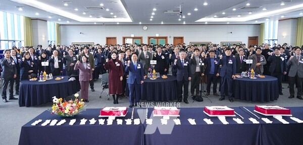 강기정 광주광역시장이 15일 오후 광주테크노파크에서 열린 ‘지산학연 협의체 신년인사회’에 참석해 기관장, 입주기업 대표 등과 새해 힘찬 출발을 다짐하며 구호를 외치고 있다./광주광역시 제공