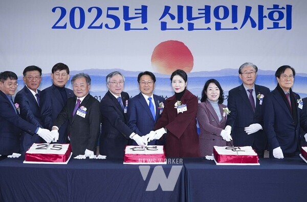 강기정 광주광역시장이 15일 오후 광주테크노파크에서 열린 ‘지산학연 협의체 신년인사회’에 참석해 김영집 광주테크노파크 원장, 시의원, 입주기업 대표 등과 떡케이크를 자르고 있다./광주광역시 제공