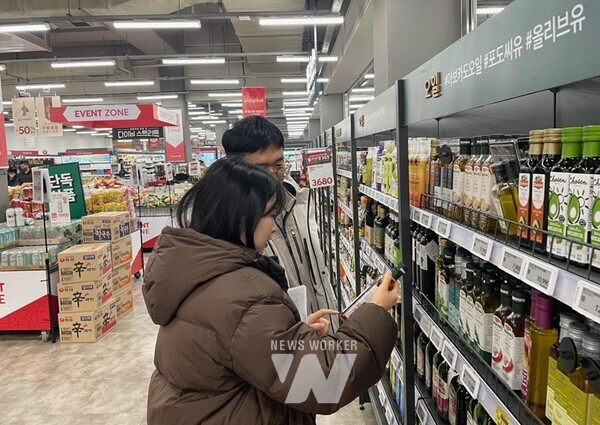 광주광역시(시장 강기정)는 15일 백화점, 대형마트 등 대규모 점포 2곳에서 설 명절 분리배출 표시 합동점검을 실시했다.