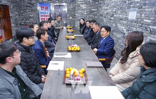 강기정 광주광역시장이 15일 오후 북구 영락공원을 찾아 ‘제주항공 여객기 참사’ 희생자 장례 지원에 총력을 다한 직원들을 격려하고 있다./광주광역시 제공