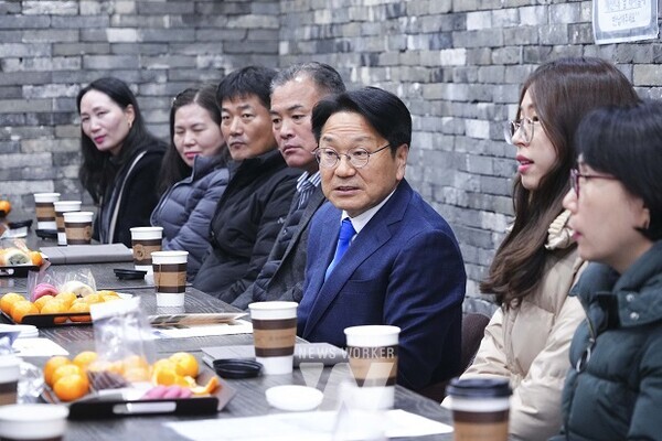 강기정 광주광역시장이 15일 오후 북구 영락공원을 찾아 ‘제주항공 여객기 참사’ 희생자 장례 지원에 총력을 다한 직원들을 격려하고 있다./광주광역시 제공