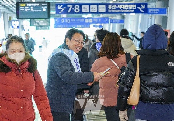 강기정 광주광역시장이 지난해 12월24일 오전 광산구 송정역에서 열린 '민생경제 회복을 위한 소비촉진 릴레이 캠페인'에 참여해 시민들을 대상으로 홍보물을 나눠주고 있다./광주광역시 제공