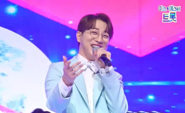 '전성기' 무대를 선창하는 안성훈 [사진=미스 앤 미스터 트롯]