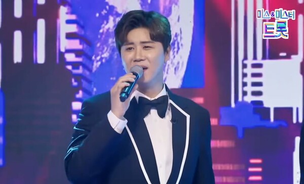 구수한 트로트 보이스로 '전성기'를 부르는 진해성 [사진=미스 앤 미스터 트롯]