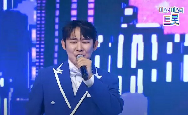 '전성기' 개인 파트를 소화하는 진욱 [사진=미스 앤 미스터 트롯]
