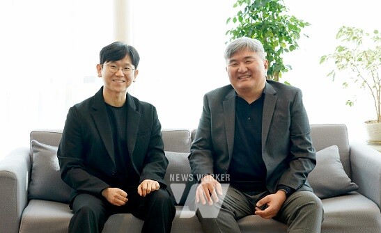 왼쪽부터 이주은 박사과정생, 윤진호 교수