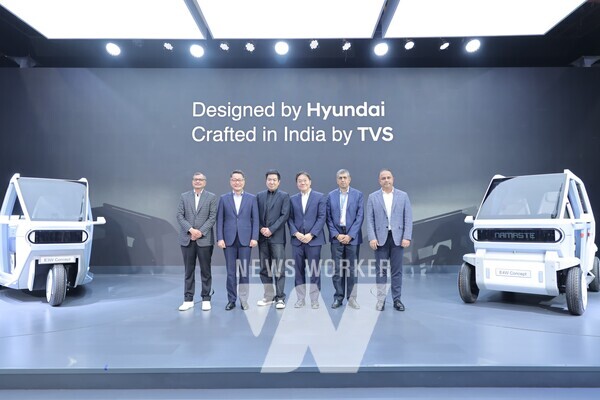 바랏 모빌리티 글로벌 엑스포 2025 행사에서 (왼쪽부터) 현대차 인도권역 타룬 가르그 최고운영책임자, 인도아중동대권역장 김언수 부사장, 현대제네시스글로벌디자인담당 이상엽 부사장, 전동화에너지솔루션담당 김창환 부사장, TVS 모터 케이엔 라다크리슈난(K.N. Radhakrishnan) Director & CEO, 샤라드 미슈라(Sharad Mishra) President, Group Strategy가 3륜 및 마이크로 4륜 EV와 기념촬영을 하고 있는 모습