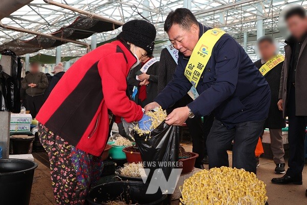 일로전통시장을 방문하여 콩나물울 구입하고 있는 김산 군수