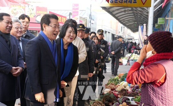 김영록 전라남도지사가 22일 설 명절을 앞두고 지역 전통시장인 정남진장흥토요시장을 방문, 물가 점검 및 물품을 구매하며 내수경기 침체로 인한 소비 부진으로 어려움을 겪는 상인들을 격려하고 있다.