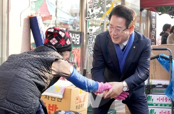 김영록 전라남도지사가 22일 설 명절을 앞두고 지역 전통시장인 정남진장흥토요시장을 방문, 물가 점검 및 물품을 구매하며 내수경기 침체로 인한 소비 부진으로 어려움을 겪는 상인들을 격려하고 있다.