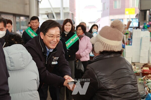 우승희 영암군수가 설 명절을 앞두고 전통시장, 사회복지시설 등을 찾아 민생을 살피고, 영암군민의 이야기를 들었다.