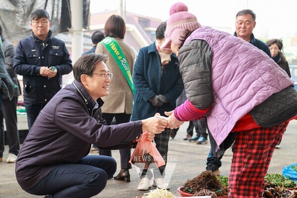 우승희 영암군수가 설 명절을 앞두고 전통시장, 사회복지시설 등을 찾아 민생을 살피고, 영암군민의 이야기를 들었다.