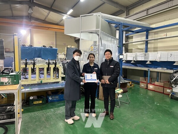 광주테크노파크(원장 김영집, 이하 광주TP)는 22일 평동산단에 위치한 자동차 인테리어(보조매트, 발포 흡음재 등) 부품 전문기업인 ㈜효광에서 ‘첨단 로봇공정모델 실증’ 시연회를 개최했다.