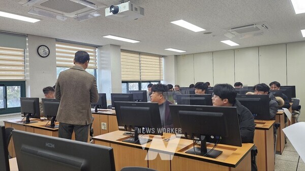 전남 영암군(군수 우승희)이 농업기술센터 전산실에서 각 읍·면 시설직 공무원 11명이 참여하는 ‘2025년 지역개발사업 설계 합동집무’를 다음달 13일까지 실시한다