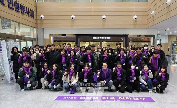 23일, 어학연수 출발 전 기념 촬영을 하고 있다