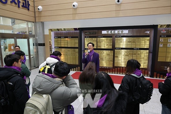 23일, 미국 어학연수 출발 전 신안군청에서 박우량 신안군수가 격려의 말을 하고 있다