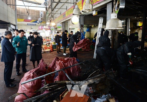 전승일 의장은 “설 대목을 앞두고 호남권 최대의 전통시장인 양동시장에 화재가 발생해 안타깝다”며 “상인들이 조속히 회복할 수 있도록 피해 복구와 지원에 최선을 다하겠다”고 말했다.