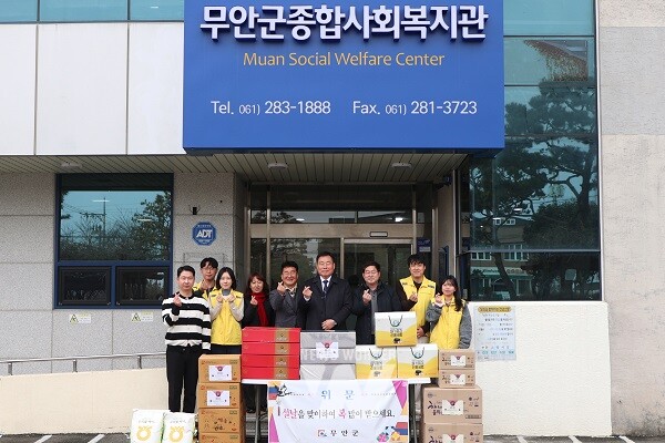 설 명절을 맞아 사회복지시설을 방문한 김산 군수(무안군종합사회복지관)