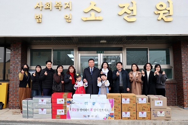 설 명절을 맞아 사회복지시설을 방문한 김산 군수(소전원)