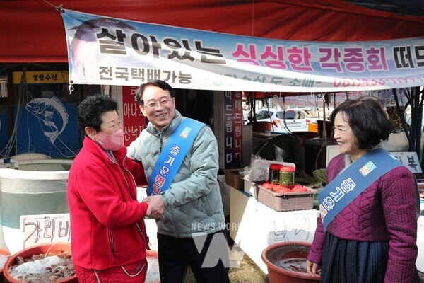 강진원 강진군수가 강진읍 상가를 일일이 방문, 가게 주인들과 얘기를 나누고 있다.