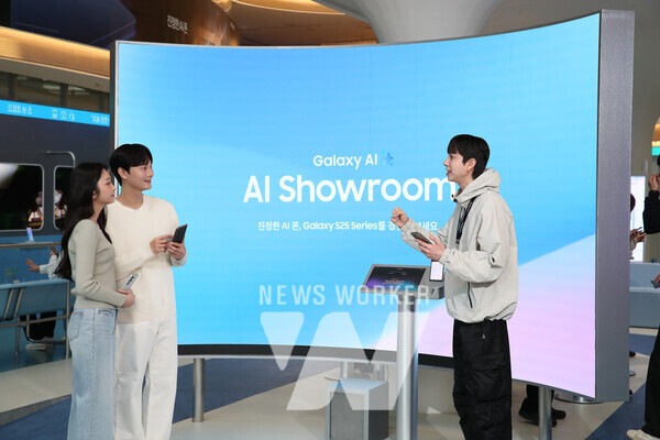 23일 오픈한 서울 영등포구 타임스퀘어 '갤럭시 스튜디오’에서 방문객들이 여러 앱을 사용해야 하는 작업도 한 문장의 명령어로 실행할 수 있는 AI 기능을 체험하는 모습