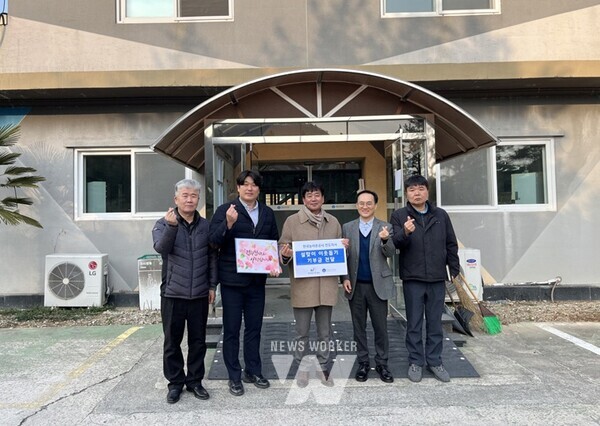 한국농어촌공사 진도지사(지사장 최진)는 지난 23일, 을사년 설 명절을 맞이해 진도군에 소재한 노인복지관을 방문하고 기부금을 전달했다.