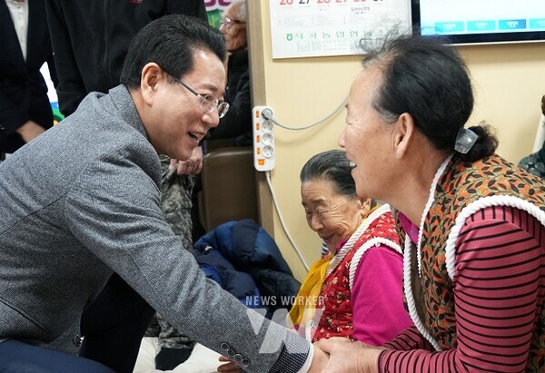 김영록 전라남도지사가 30일 2024년 마을공동체 최우수마을로 선정된 곡성 죽곡면 삼태마을을 방문, 마을주민들과 인사를 나누고 있다