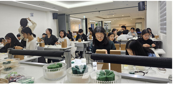 (재)영암군미래교육재단(이사장 우승희)이 지난 22일 달빛청춘마루, 24일 삼호읍청소년문화센터에서 ‘2025년 대학생 멘토링 프로그램’의 하나로 초 만들기 체험활동을 진행했다.