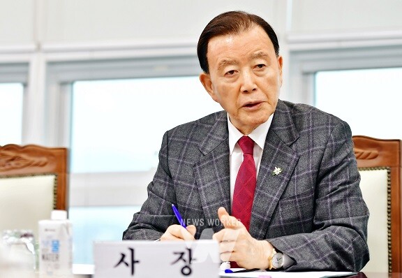 회의를 주재하는 홍문표 사장