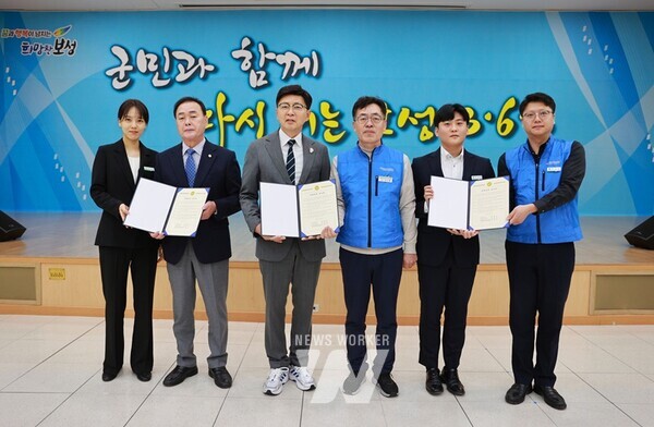 정윤정 보성군의회 대표,김경열 보성군의회 의장,김철우 보성군수,안시영 보성군공무원노동조합 위원장,용채순 보성군청 대표,박양규 보성군공무원노동조합 대표