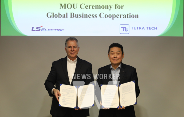 김종우 LS일렉트릭 사장(오른쪽)과 데이비드 조지(David George) 테트라 테크 사장(왼쪽)이 업무협약 체결 후 기념촬영을 하는 모습