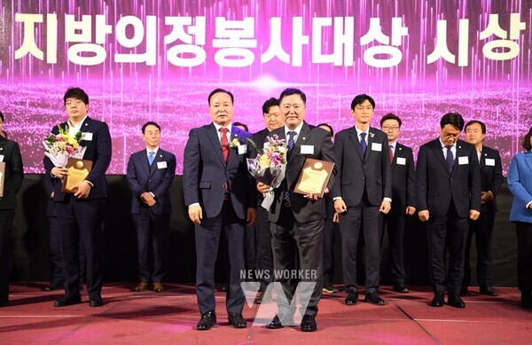 김명수 광주시 광산구의회 의장(더불어민주당, 신흥동·우산동·월곡1·2동·운남동)이 5일 그랜드플라자청주호텔에서 열린 ‘2025년 대한민국시군자치구의회의장협의회 정기총회’에서 ‘제17회 대한민국지방의정봉사대상’을 수상했다.