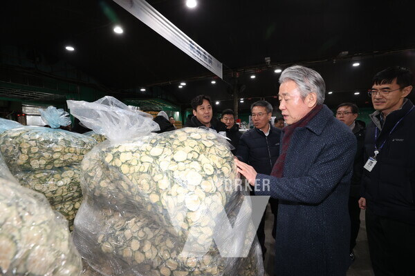 강호동 농협중앙회 회장(오른쪽에서 세번째)이 4일 농협 가락공판장을 둘러보며 농산물 수급상황을 점검하고 있다.