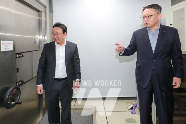 정진완 은행장(오른쪽)이 지점에 있는 금고의 잠금장치 이상 유무 및 관리 상태를 점검하고 있다.