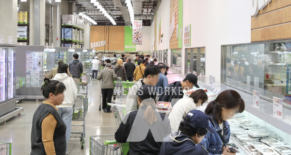 대형마트에서 쇼핑 중인 시민들 [사진=이마트 제공]