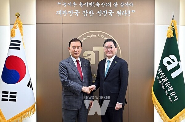 홍문표 aT 사장-건국대 총장 간담회 기념사진* 홍문표 aT 사장(왼쪽), 원종필 건국대학교 총장(오른쪽)