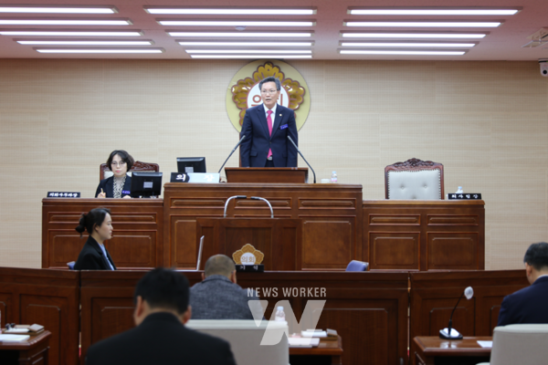 곡성군의회(의장 강덕구)가 10일부터 2월 27일까지 18일간의 일정으로 제271회 임시회를 개회했다.
