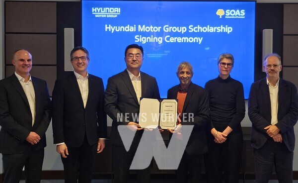 (왼쪽부터) 기아 영국법인 사이먼 헤더링턴(Simon Hetherington) 상무, 현대차&제네시스 영국법인장 애슐리 앤드류(Ashley Andrew) 상무, 현대차그룹 GSO(Global Strategy Office)본부장 김흥수 부사장, 런던대학교 아담 하비브(Adam Habib) 총장, 엘리사 반 웨이엔버그(Elisa Van Waeyenberge) 학장, 크리스토퍼 크레이머(Christopher Cramer) 교수