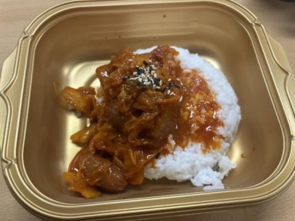 한 유저가 올린 김치철철도시락 [사진=온라인커뮤니티]