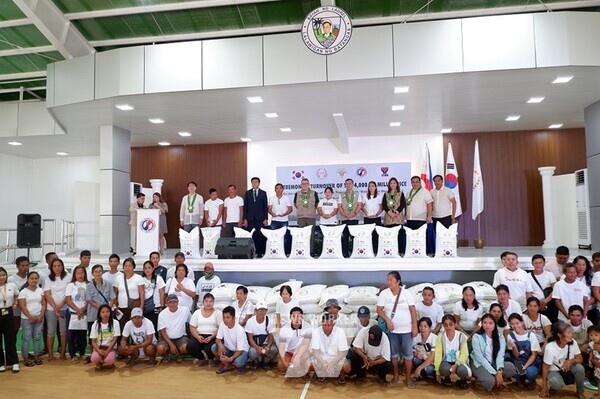 대한민국 애프터 원조 쌀 4천톤 필리핀 분배식