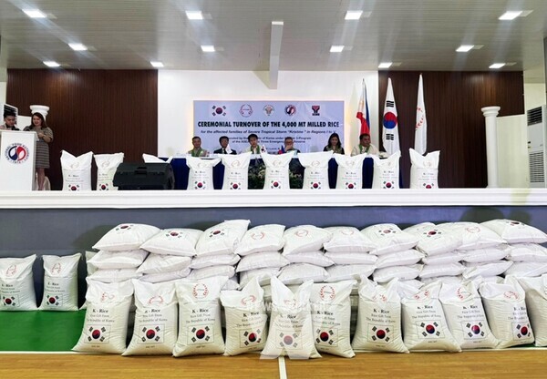 대한민국 애프터 원조 쌀 4천톤 필리핀 분배식