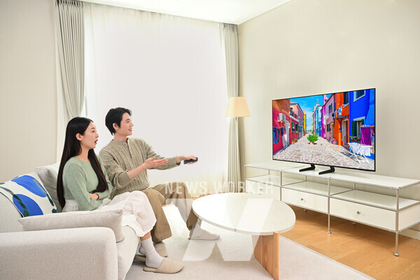 삼성전자 모델이 최신 AI 기술을 탑재한 2025년형 삼성 OLED TV를 소개하고 있다.