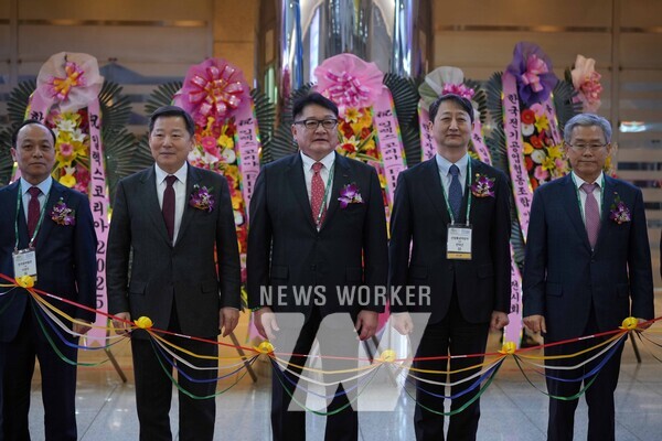 좌측부터 이영조 한국중부발전 사장, 이철규 산자위원장, 구자균 전기산업진흥회장, 안덕근 산업자원부장관, 김동철 한국전력공사 사장